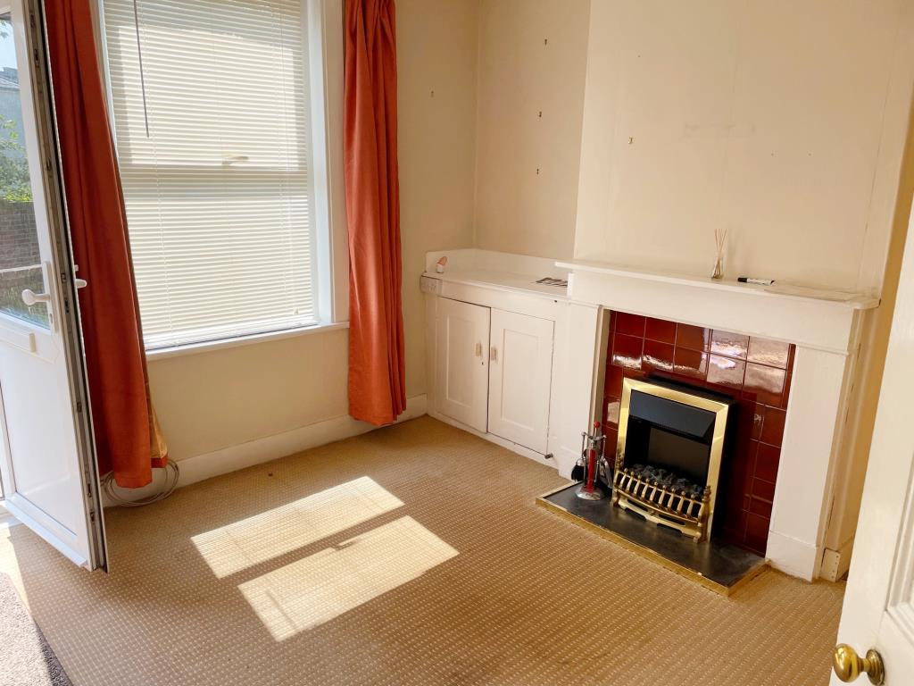 Lot: 29 - MID-TERRACE HOUSE FOR IMPROVEMENT - living room